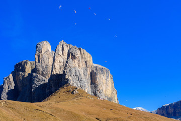 Paralotnie nad Tori del Sella, Paso Sella, Dolomity