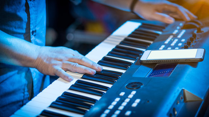 Musicians are playing Biano