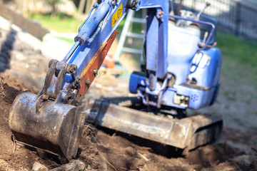 瓦礫　廃棄物　トラック　ショベルカー　作業　事業者　工事現場