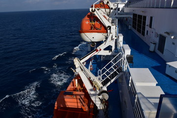 scialuppe di salvataggio, sul ponte di una nave di linea, pronte per essere calate in mare