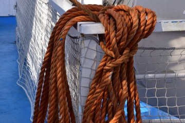 cima galleggiante riposta sulla murata della nave