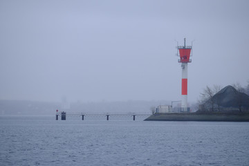 Leuchtturm an einer Kanaleinfahrt