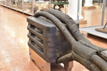 Grosso bozzello a tre vie in legno.Arsenale Militare Marittimo di La Spezia