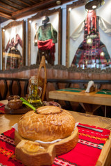 Guiso en pan con trajes regionales búlgaros