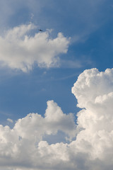 Obraz premium Curly air clouds in the blue sky for background.