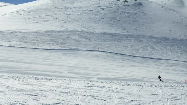Aerial 4K - Livigno (IT) - Sciatore su pista battuta
