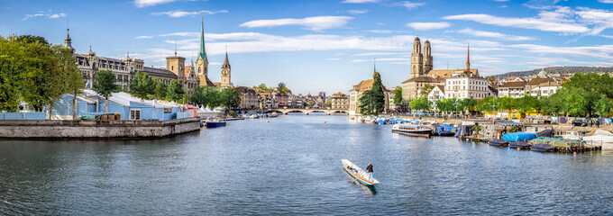 Zürich Skyline Stadtansicht mit Blick über den Fluss Limmat 
