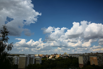 Fototapeta na wymiar cloudy sky in city