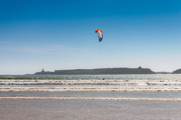Kitesurfer uprawia sport przy brzegu oceanu - obrazy, fototapety, plakaty