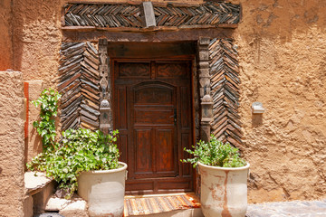 Antyczne piękne drzwi otoczone łupkami w marokańskim domu