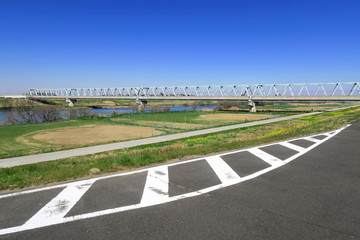 春の江戸川土手から見る河川敷風景