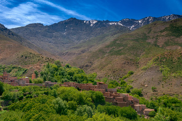 Niewielka marokańska wioska na zboczu gór Atlas. Imlil, Maroko © Adam