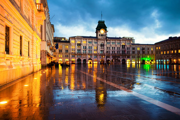 Obraz premium Unity of Italy Square in Trieste, Italy at night during the heavy raining