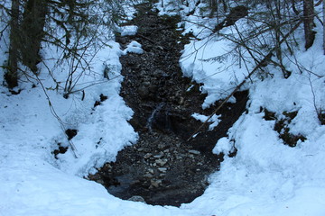 Oblicze zimy. Potok w Śniegu
