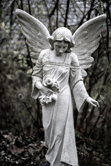 Statue eines trauernden weibichen Engel als Grabschmuck auf dem Friedhof in Berlin Frohnau