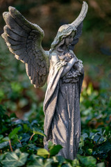 Detailaufnahme einer Statue trauernder Engel als Grabschmuck auf dem Friedhof in Berlin Frohnau	