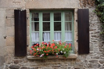 Fototapeta na wymiar Blumenfenster in Dinan, Bretagne