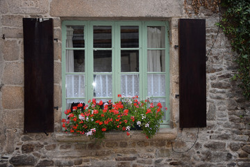 Fototapeta na wymiar Blumenfenster in Dinan, Bretagne