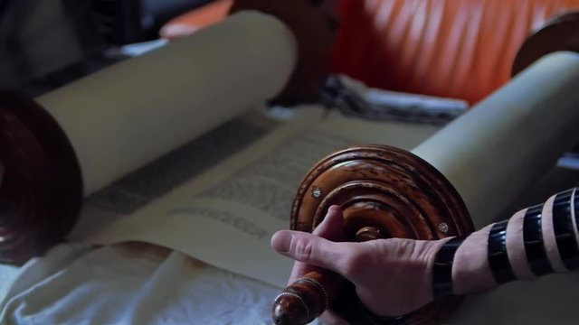 Reading of the scrolls with the Torah