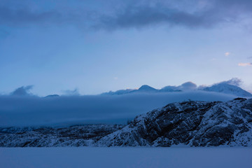 アラスカの山と霧