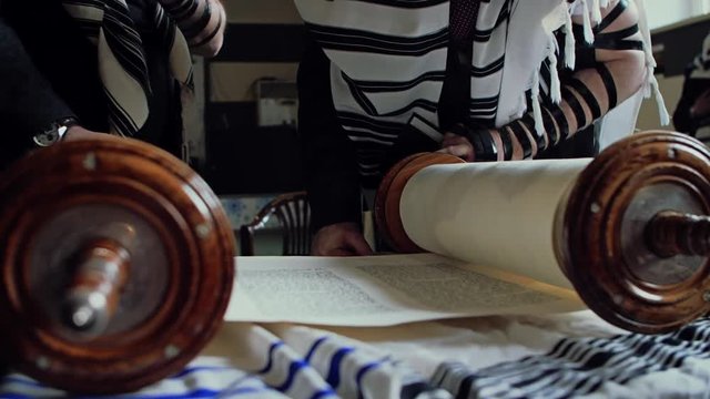 Reading of the scrolls with the Torah