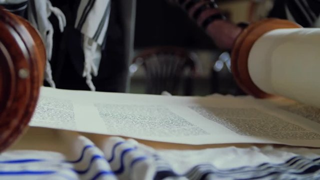 Reading of the scrolls with the Torah