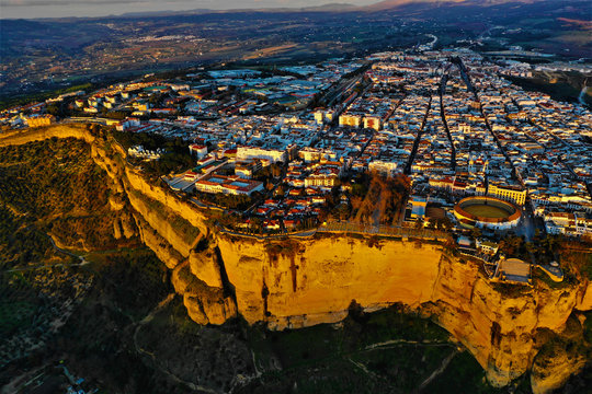 Ronda in Spanien Luftbilder - Puente Nuevo, Plaza de Toros de Ronda und Sehensw&uuml;rdigkeiten von Ronda