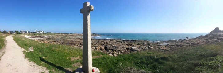 la croix le long de la plage à Lesconil en Bretagne Finistère
