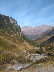 Blick über idyllische hochalpine Landschaft zu entfernten Gipfeln in Herbststimmung