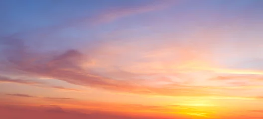 Foto auf Acrylglas Dämmerung Majestätischer echter Sonnenaufgang Sonnenuntergang Himmelshintergrund mit sanften bunten Wolken