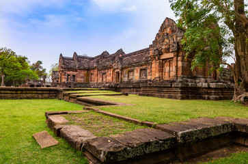 Fototapeta na wymiar Phanom Rung Historical Park, Is an ancient Khmer castle that has been regarded as one of the most beautiful in Thailand.
