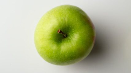 Pomme verte sur fond blanc vue de dessus