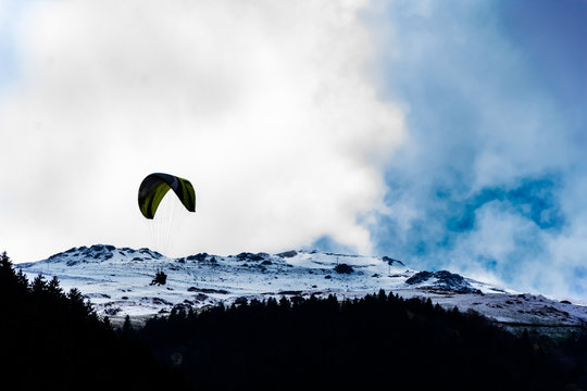 Para-glider over the top of the mountain