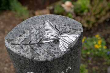 Schmetterling aufweinen Grabstein  © Blende8