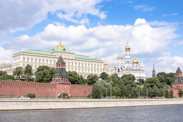 Obraz premium RUSSIA, MOSCOW - June 30, 2017:View of the Kremlin across the river, temples with golden domes