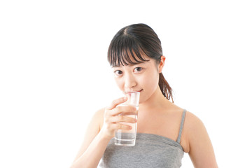 水分を摂取する若い女性