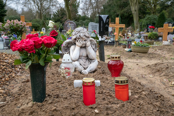 Der Engel hält sich die Augen zu © Blende8