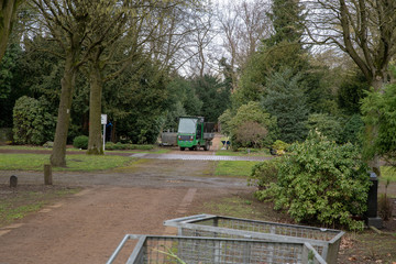 Arbeiter auf dem Friedhof im Einsatz © Blende8