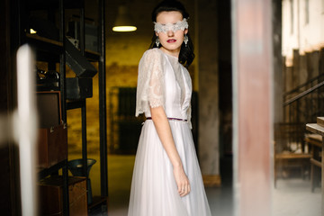 Naklejka premium Model posing in a wedding dress with blindfold. Advertising of wedding dresses