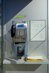 TELEFONHÄUSCHEN . TELEFONZELLE