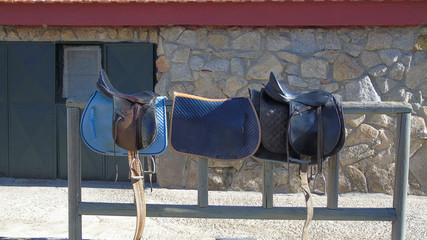 Sillas de montar a caballo.