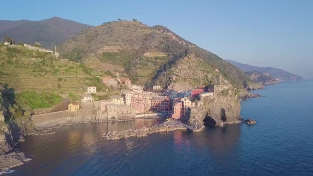 Le meravigliose Cinque Terre in Liguria, con Vernazza che si affaccia nel mar Mediterraneo. Scogliera rocciosa con un piccolo borgo italiano sugli scogli.