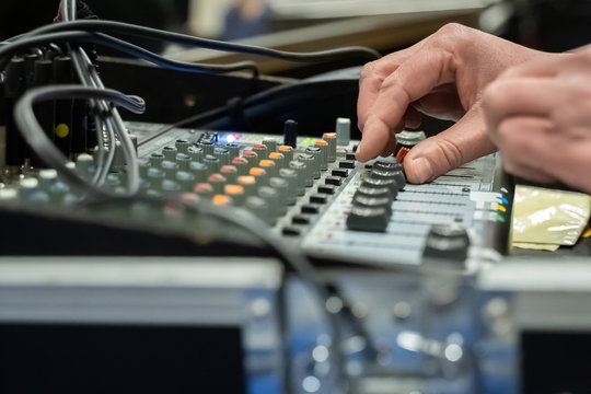 Studio sound mixing board met handen aan de knoppen and selective focus