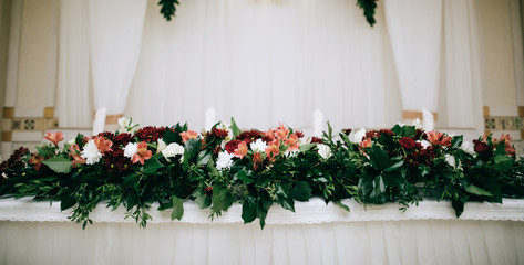 wedding table decoration with red flowers