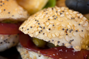 panino con semi di sesamo alla bresaola e olive