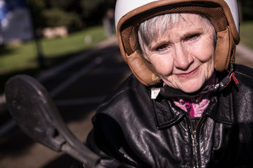 Ritratto di anziana signora con il casco da motociclista giubbotto in pelle