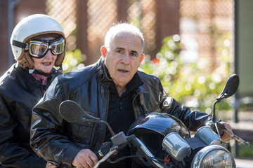 Coppia di anziani vanno in giro sulla loro Motocicletta  d'epoca