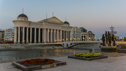 Fototapeta premium Museum und Fluß in Skopje Nord Macedonien