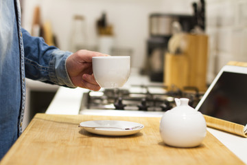 Hombre con taza de café en la cocina desayuno