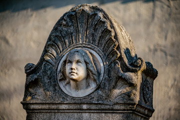 Engel Statue aus Stein auf dem Dorotheenstädtischen Friedhof in Berlin